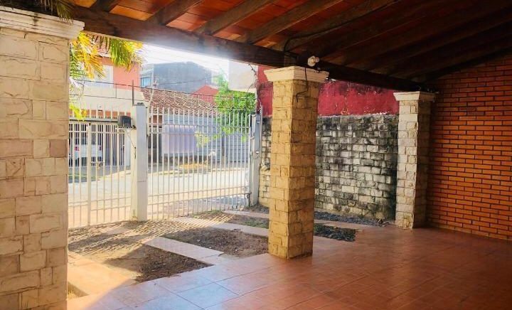 Galería y acceso de casa en venta en Tacumbú, Asunción