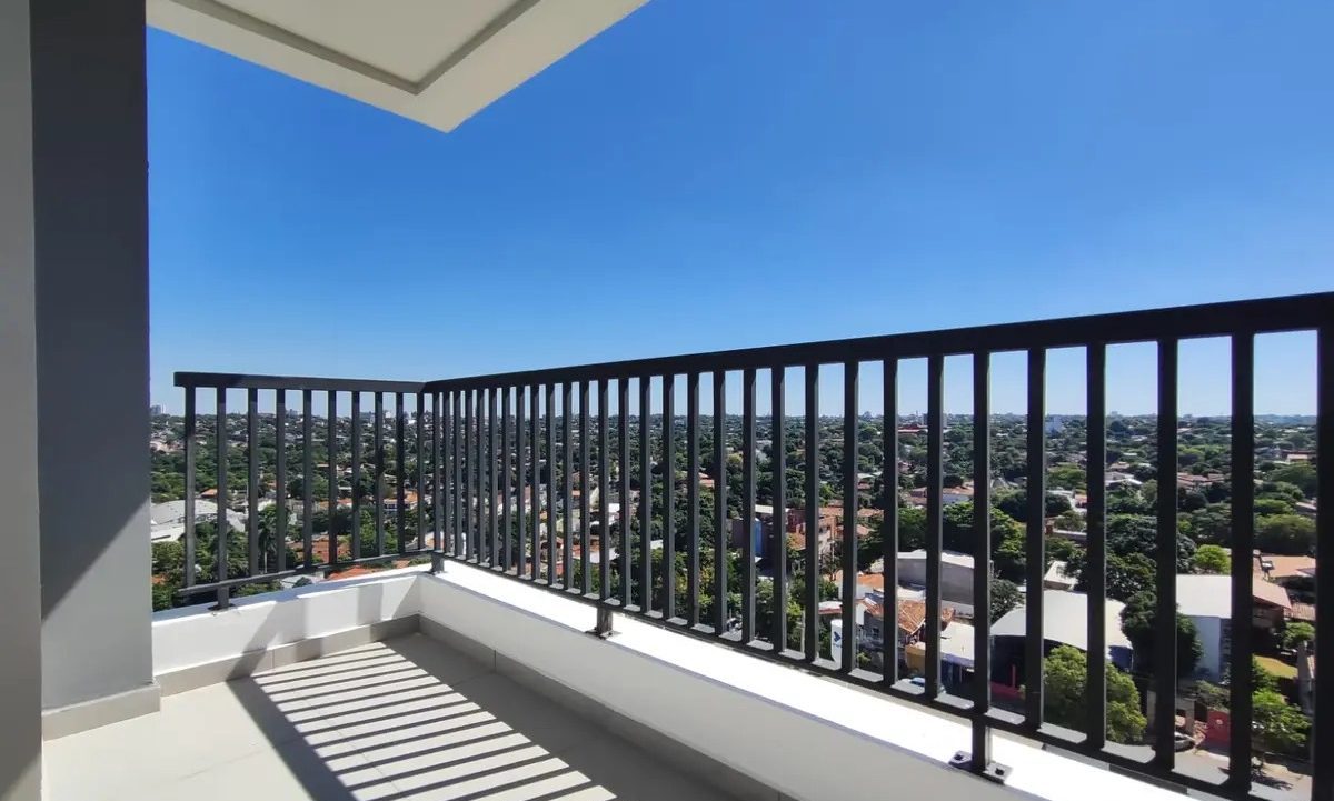 Balcón con vista urbana del departamento en Edificio Centric, Asunción